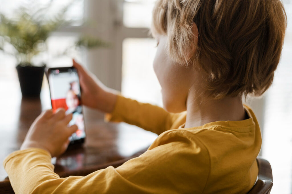 niño con teléfono inteligente