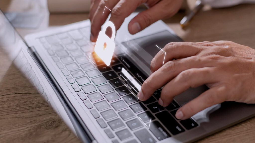 El hombre escribe la contraseña en la computadora portátil